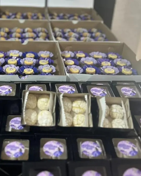 Caixinhas de biscoitos de limão com a arte da festa na tampa, de uma festa de 15 anos encomendada à Sant'Anna