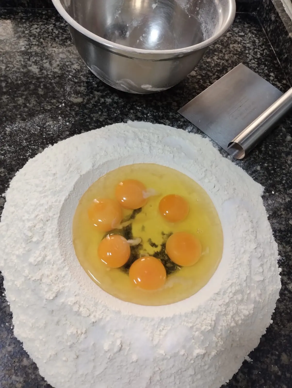 Farinha e gemas frescas, o começo da massa caseira da Sant'Anna