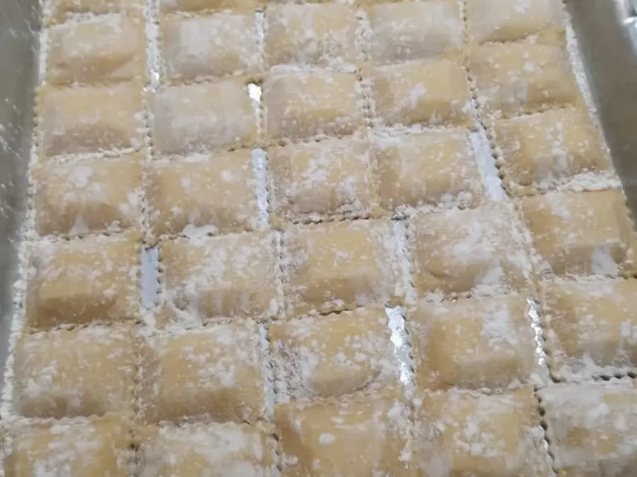 Ravióli: Recheado de queijo ou de ricota com espinafre, os dois sabores pelo mesmo preço por peso. Combina com os molhos da casa.