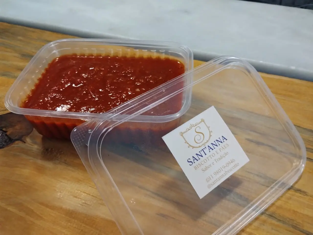 Molho basílico: Clássico e cheio de sabor: molho de tomate apurado com calma e manjericão fresco. O par certo de qualquer massa da casa.