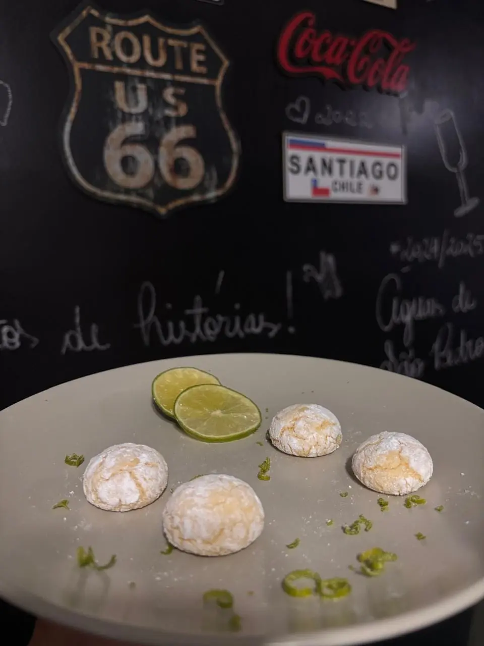Limão: Cítrico na medida: derrete na boca e termina fresquinho. O favorito de quem foge do muito doce.