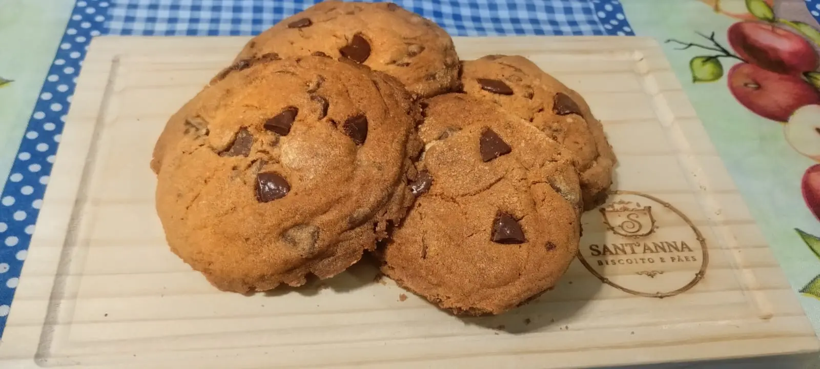 Cookies com gotas de chocolate: Grandão, de borda crocante e miolo macio, com gotas generosas de chocolate. Difícil comer um só.