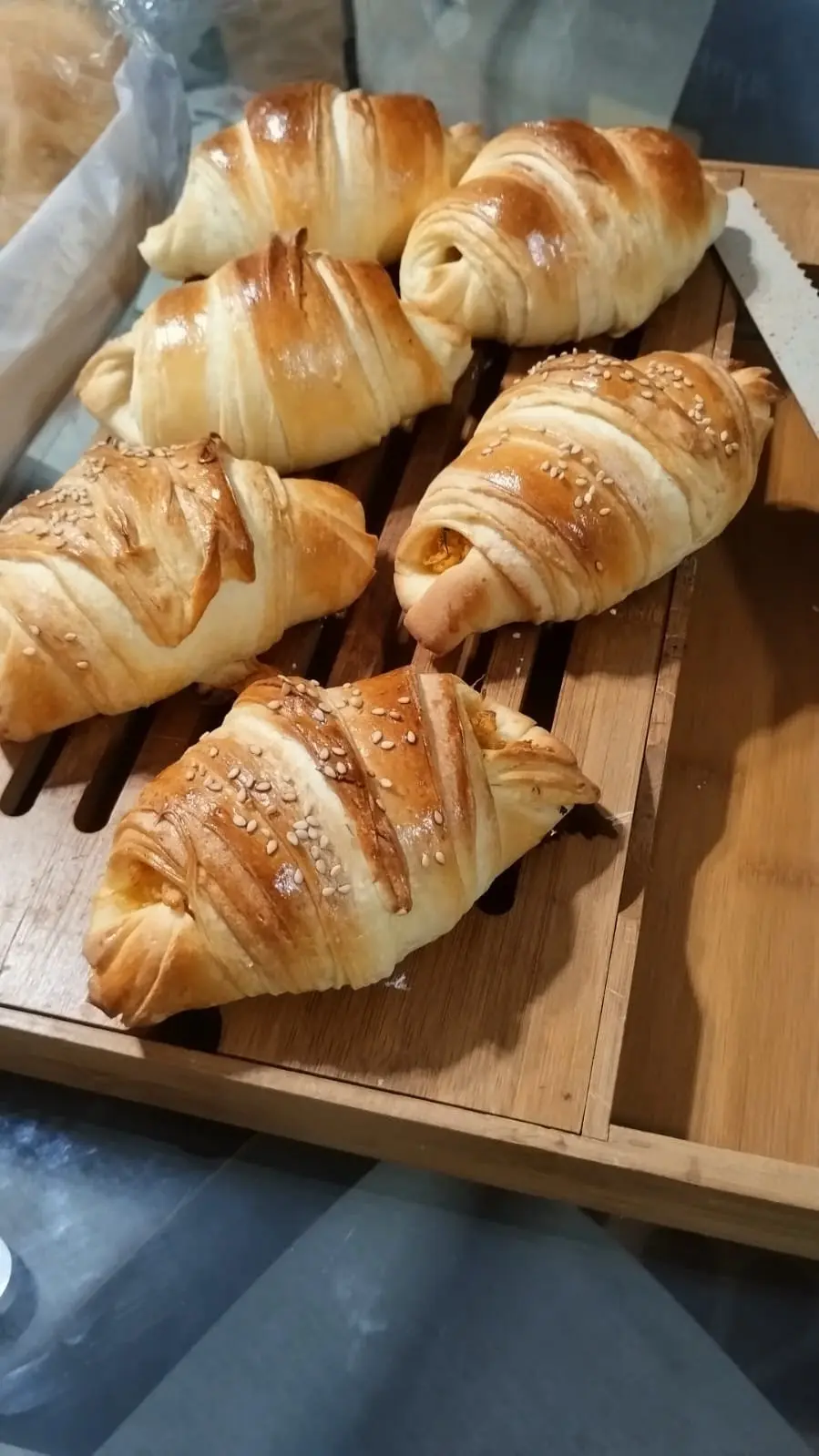 Croissant: Folhado e amanteigado, feito um a um. Presunto e queijo, queijo, frango ou chocolate.
