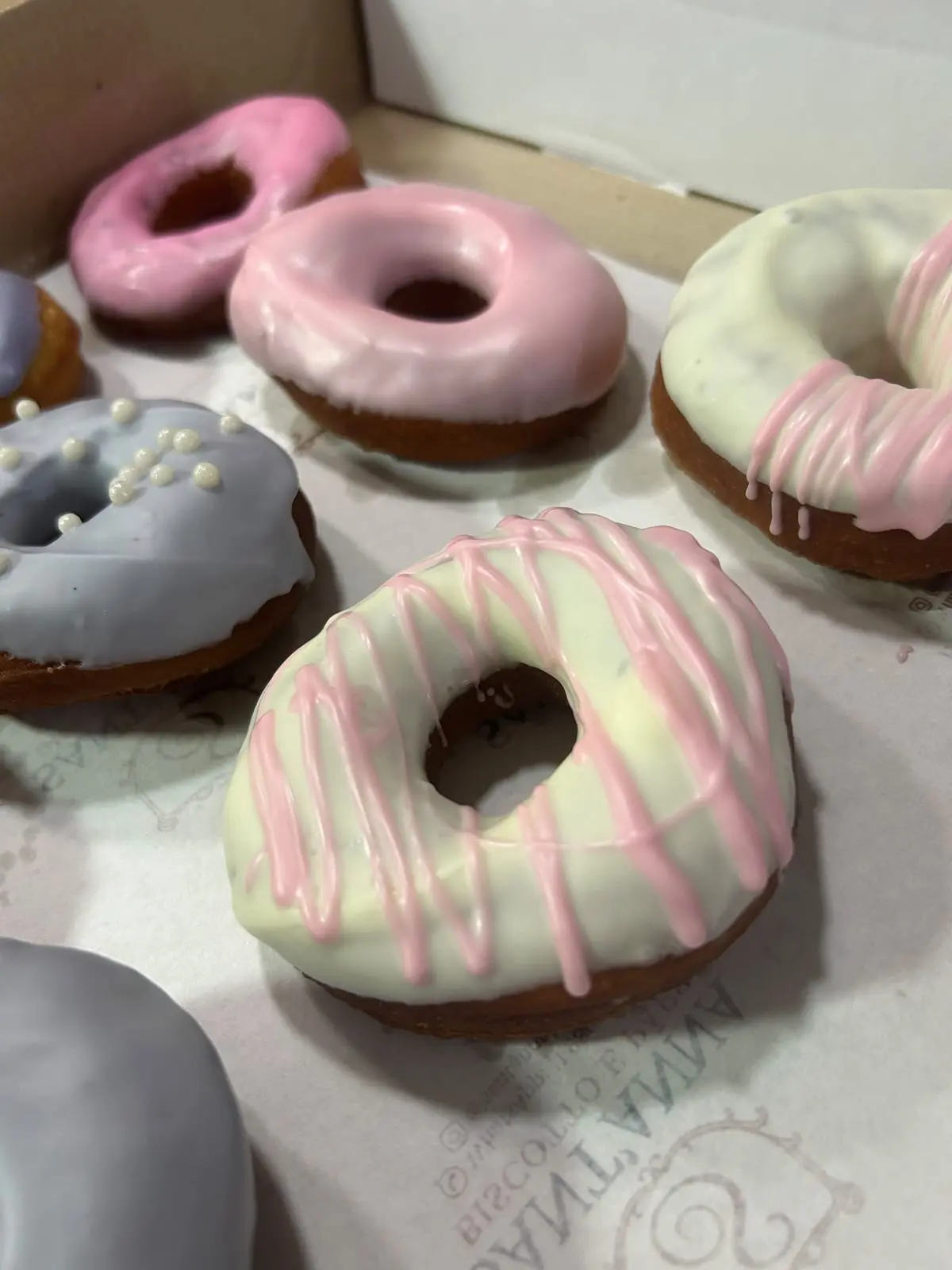 Donuts com cobertura: Massa fofinha e coberturas feitas com capricho: chocolate, açúcar e as variações da semana. Caixa com 3 por R$ 24 e com 6 por...