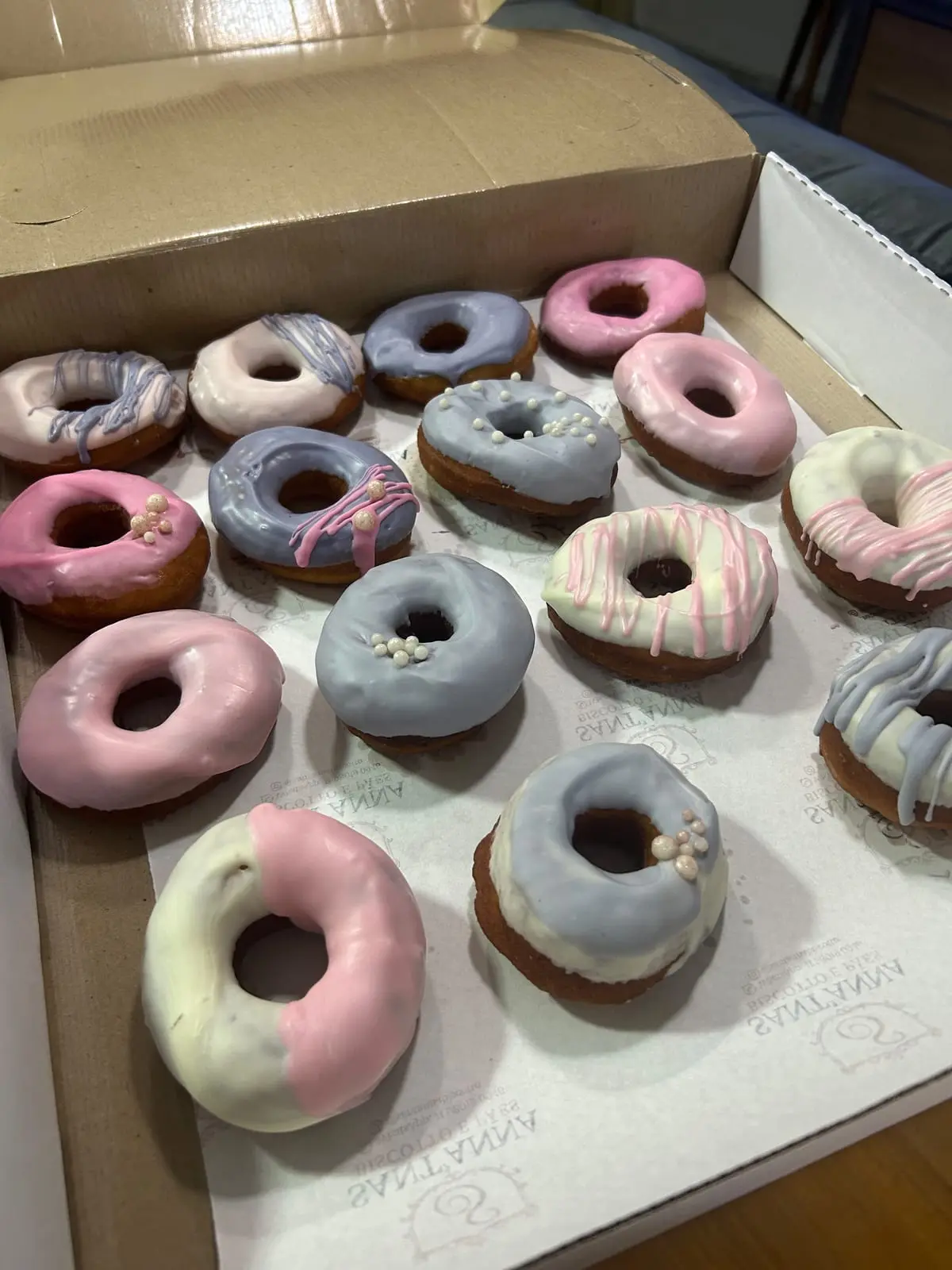 Donuts: Massa fofinha e coberturas caprichadas. Unidade, caixa com 3 ou com 6.