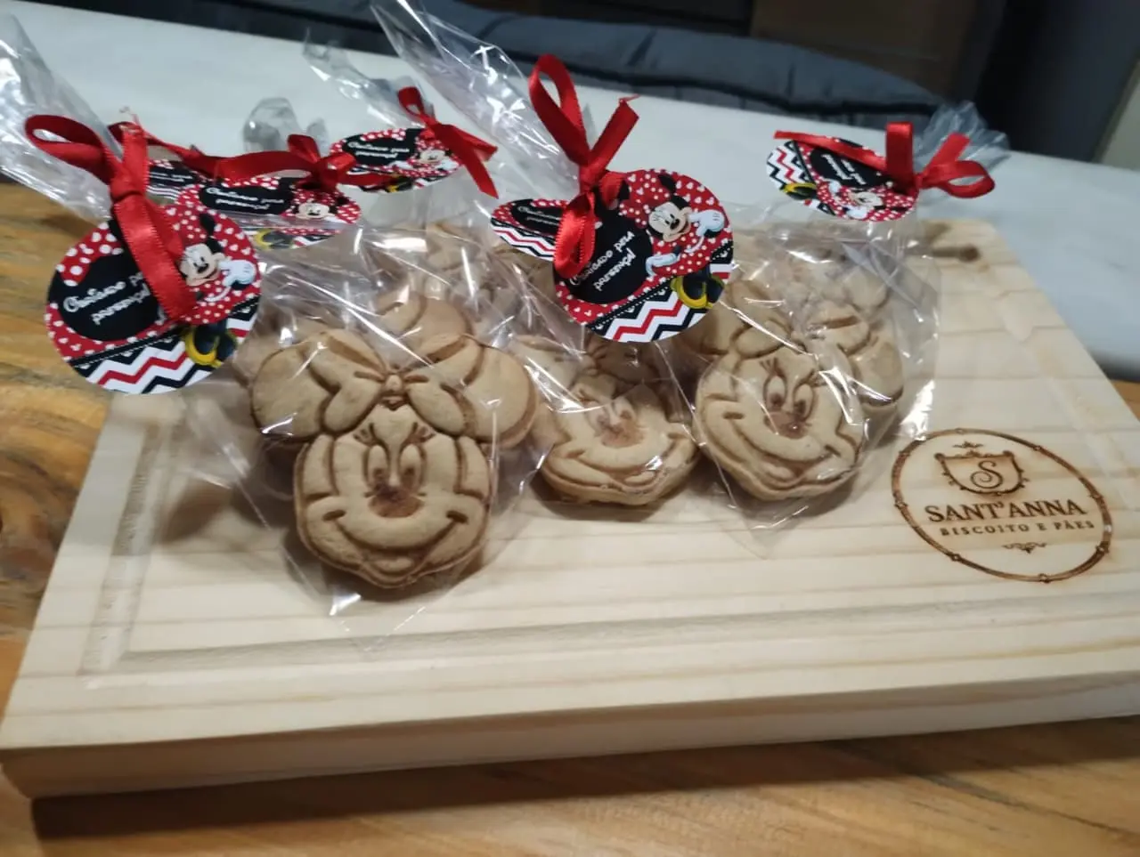 Lembrancinhas personalizadas: Biscoitos decorados no tema da sua festa, embalados um a um com laço e etiqueta. Encantam antes da primeira mordida.